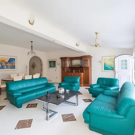 Small Paradise Private Pool, Jacuzzi, Bbq, Complete Privacy *