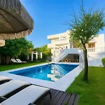 Small Paradise Private Pool, Jacuzzi, Bbq, Complete Privacy Villa *