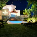 Vilă Small Paradise Private Pool, Jacuzzi, Bbq, Complete Privacy *