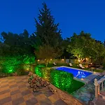 Vilă Small Paradise Private Pool, Jacuzzi, Bbq, Complete Privacy *