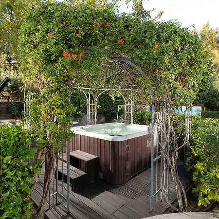Small Paradise With Pool & Jacuzzi 