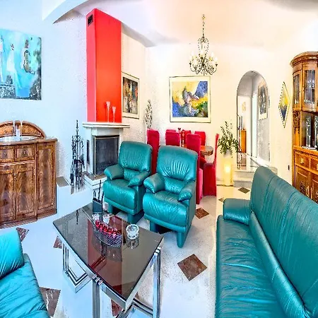 Small Paradise Private Pool, Jacuzzi, Bbq, Complete Privacy *