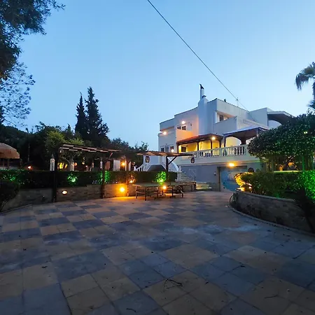Small Paradise Private Pool, Jacuzzi, Bbq, Complete Privacy *