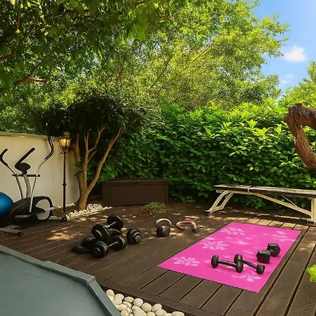 Small Paradise Private Pool, Jacuzzi, Bbq, Complete Privacy *