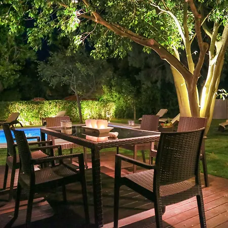 Small Paradise Private Pool, Jacuzzi, Bbq, Complete Privacy *