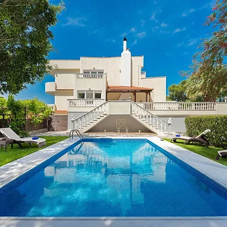 Small Paradise With Pool & Jacuzzi 