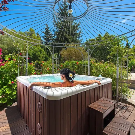 Small Paradise With Pool & Jacuzzi 