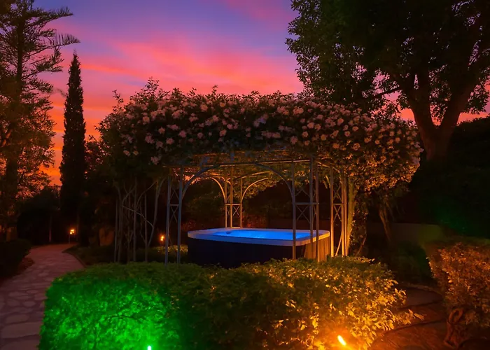 Small Paradise Private Pool, Jacuzzi, Bbq, Complete Privacy Villa