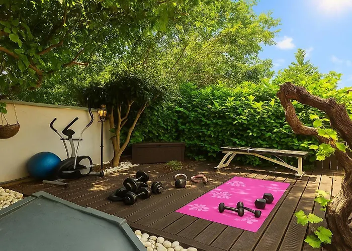 Small Paradise Private Pool, Jacuzzi, Bbq, Complete Privacy *