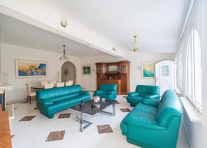 Small Paradise Private Pool, Jacuzzi, Bbq, Complete Privacy *