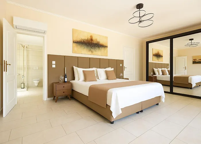 Small Paradise Private Pool, Jacuzzi, Bbq, Complete Privacy *