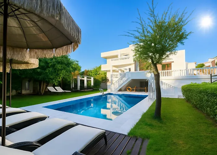 Small Paradise Private Pool, Jacuzzi, Bbq, Complete Privacy Villa *