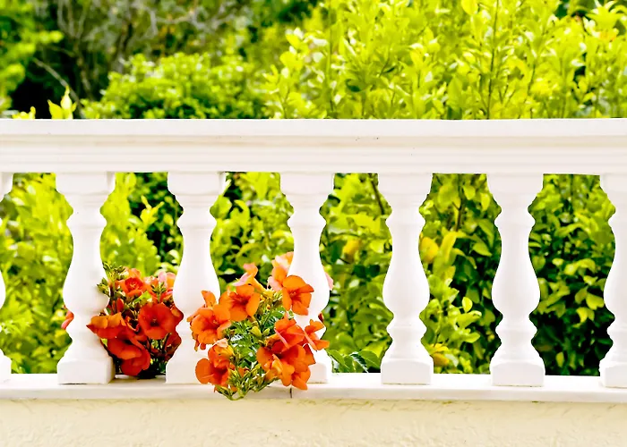 Small Paradise Private Pool, Jacuzzi, Bbq, Complete Privacy *