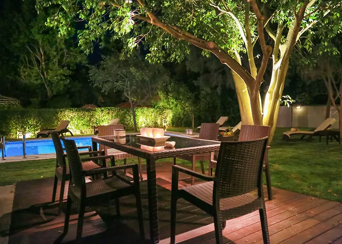 Small Paradise Private Pool, Jacuzzi, Bbq, Complete Privacy *