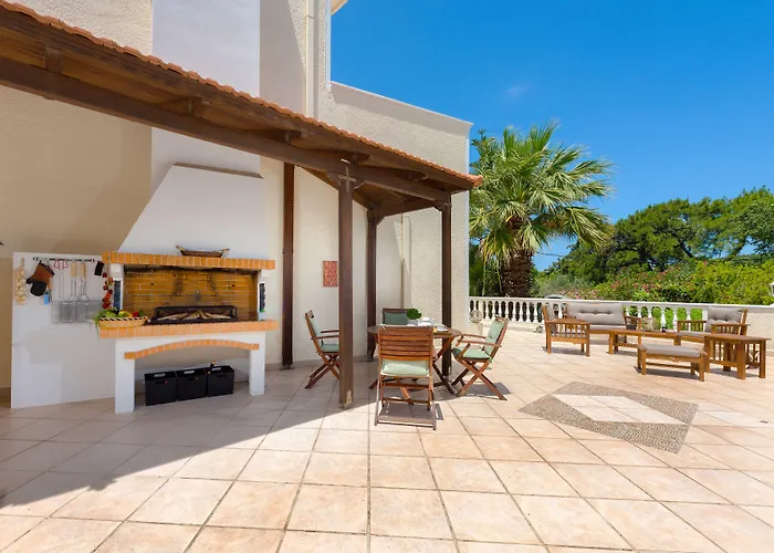 Small Paradise Private Pool, Jacuzzi, Bbq, Complete Privacy *