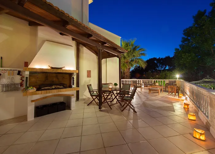 Small Paradise Private Pool, Jacuzzi, Bbq, Complete Privacy *