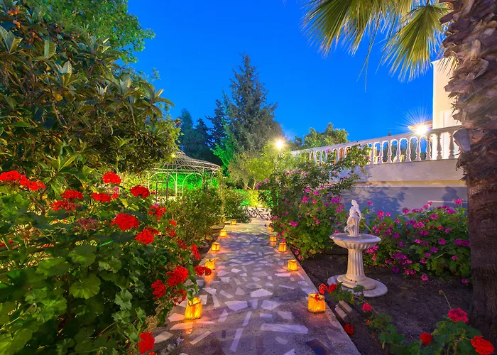 Small Paradise Private Pool, Jacuzzi, Bbq, Complete Privacy Villa *