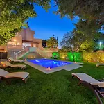 Small Paradise Private Pool, Jacuzzi, Bbq, Complete Privacy Vilă *
