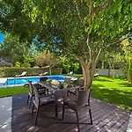 Vilă Small Paradise Private Pool, Jacuzzi, Bbq, Complete Privacy *