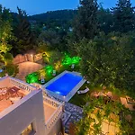 Small Paradise Private Pool, Jacuzzi, Bbq, Complete Privacy Vilă *