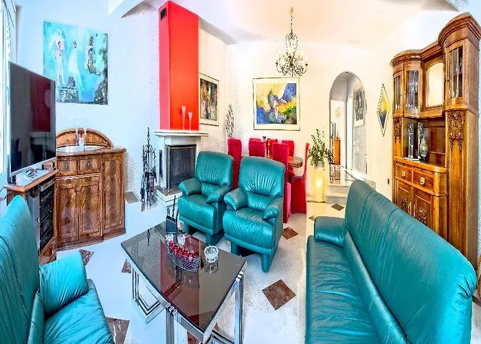 Small Paradise Private Pool, Jacuzzi, Bbq, Complete Privacy *