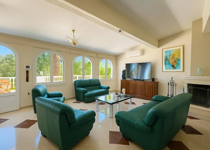Small Paradise Private Pool, Jacuzzi, Bbq, Complete Privacy וילה